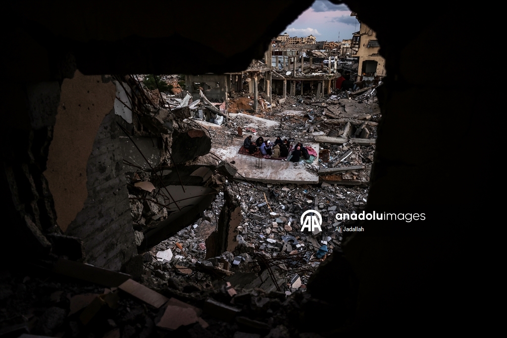 İsrail saldırısında evleri yıkılan Gazzeli aile ramazanı buruk karşılıyor