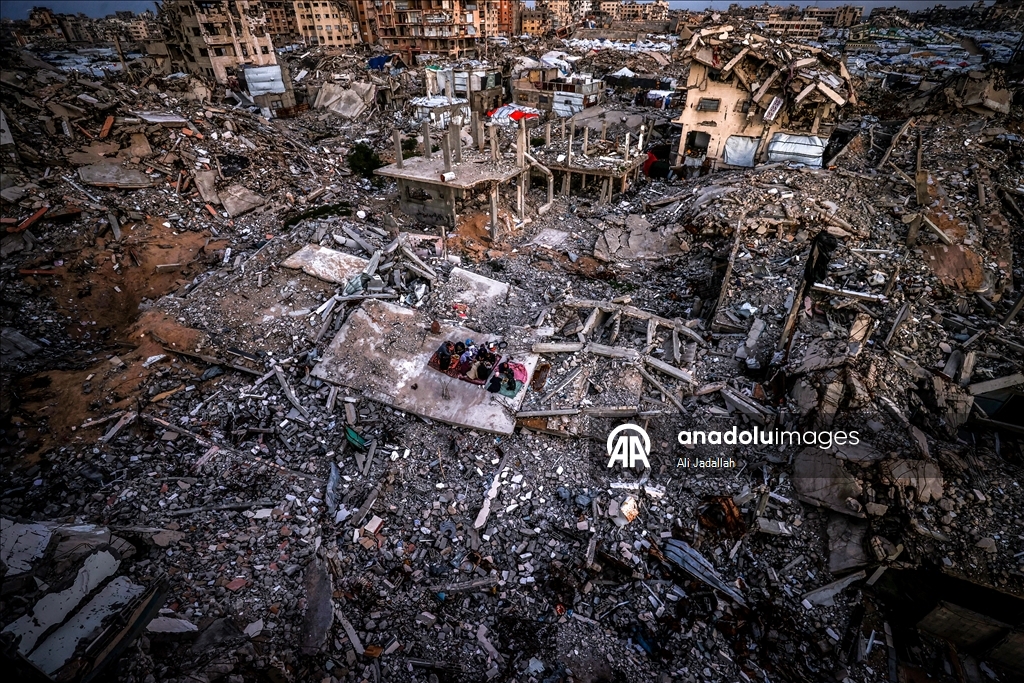 İsrail saldırısında evleri yıkılan Gazzeli aile ramazanı buruk karşılıyor