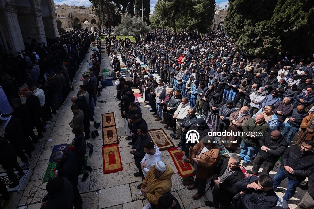 İsrail kısıtlamalarına rağmen binlerce kişi ramazan ayının ikinci cumasını Aksa'da kıldı