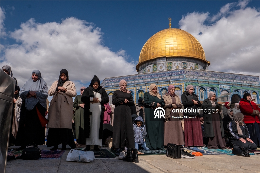 İsrail kısıtlamalarına rağmen binlerce kişi ramazan ayının ikinci cumasını Aksa'da kıldı