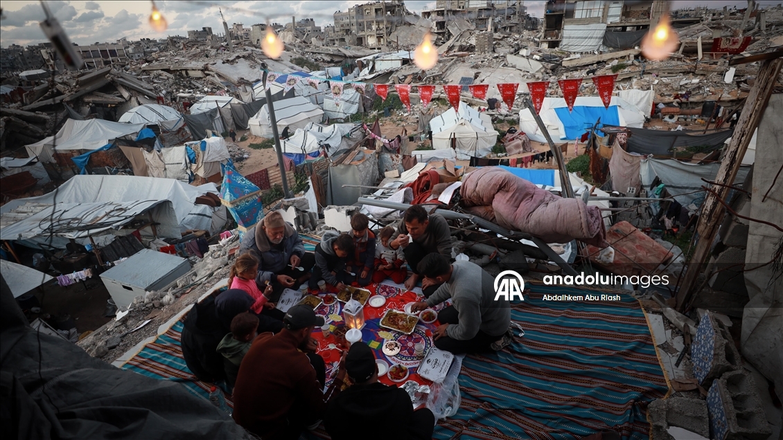 İsrail saldırısında evleri yıkılan Gazzeli aile ramazanı buruk karşılıyor