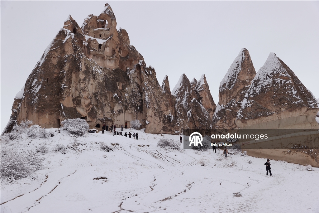 Уникальный ландшафт турецкой Каппадокии в виде «каминов фей» засняли с дрона после сильного снегопада