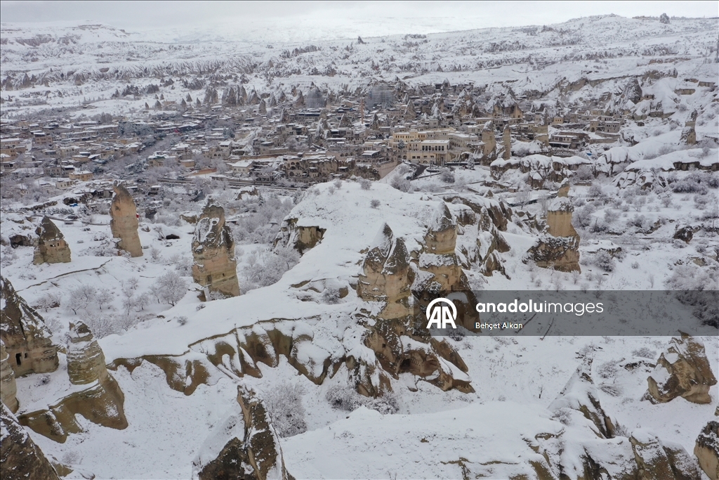 Уникальный ландшафт турецкой Каппадокии в виде «каминов фей» засняли с дрона после сильного снегопада