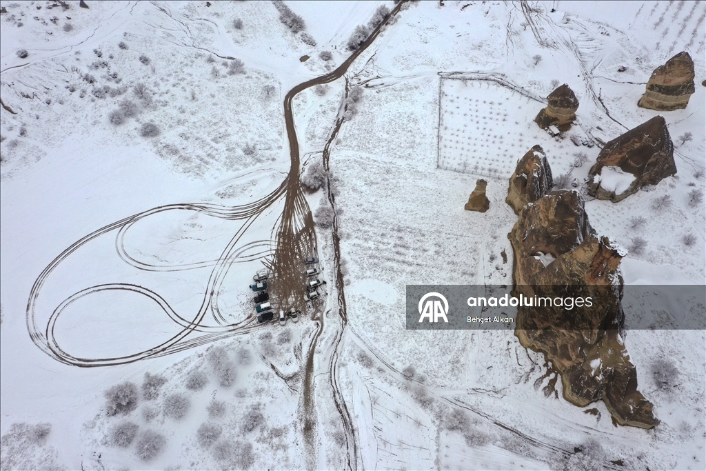 Уникальный ландшафт турецкой Каппадокии в виде «каминов фей» засняли с дрона после сильного снегопада