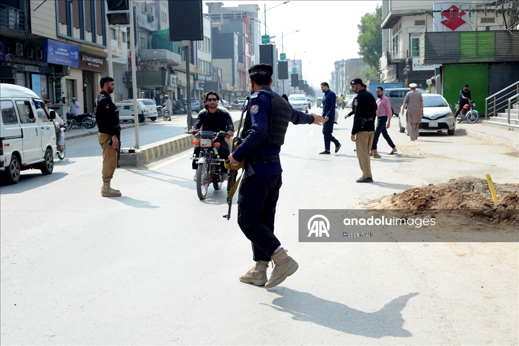 Afganistan ile Pakistan arasında gerilim artarken Peşaver'de güvenlik kontrol noktaları kuruldu