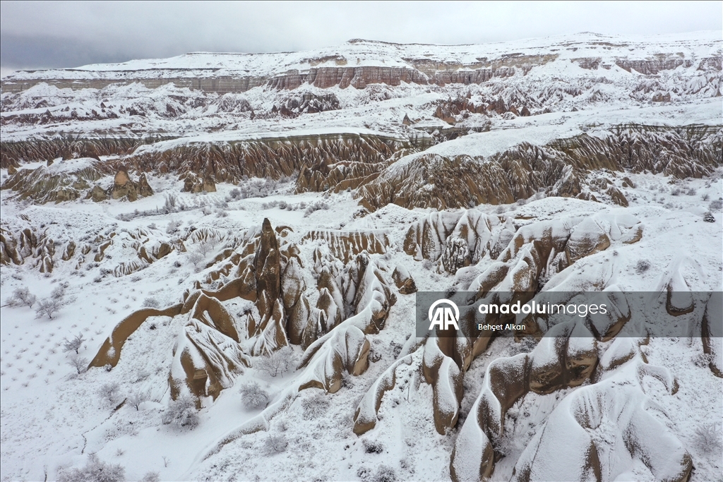 Уникальный ландшафт турецкой Каппадокии в виде «каминов фей» засняли с дрона после сильного снегопада