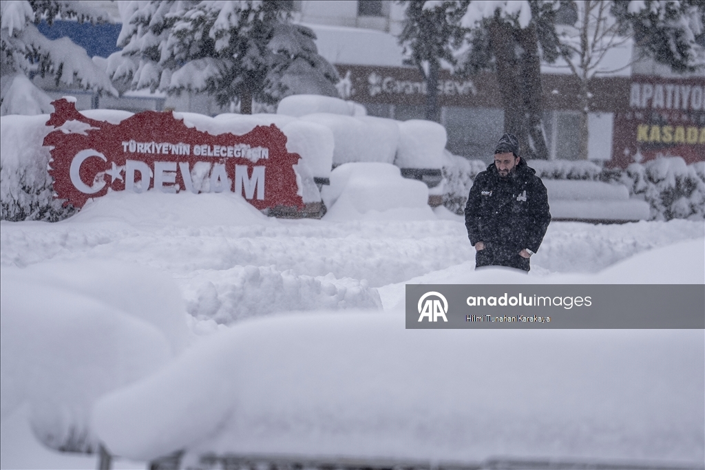 Karla kaplanan Erzurum'da ulaşım güçlükle sağlanıyor