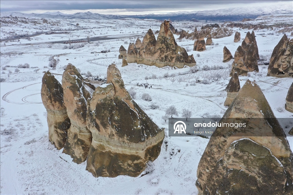 Уникальный ландшафт турецкой Каппадокии в виде «каминов фей» засняли с дрона после сильного снегопада