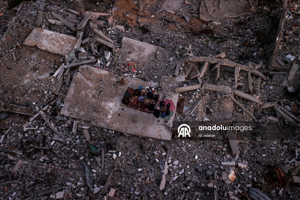 İsrail saldırısında evleri yıkılan Gazzeli aile ramazanı buruk karşılıyor