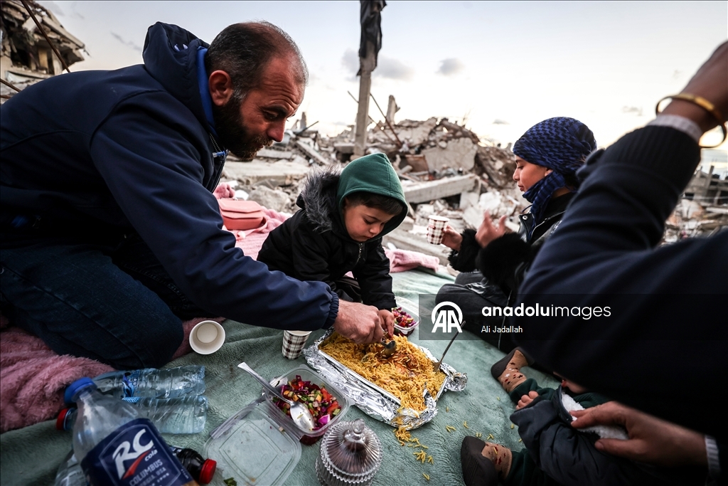 İsrail saldırısında evleri yıkılan Gazzeli aile ramazanı buruk karşılıyor