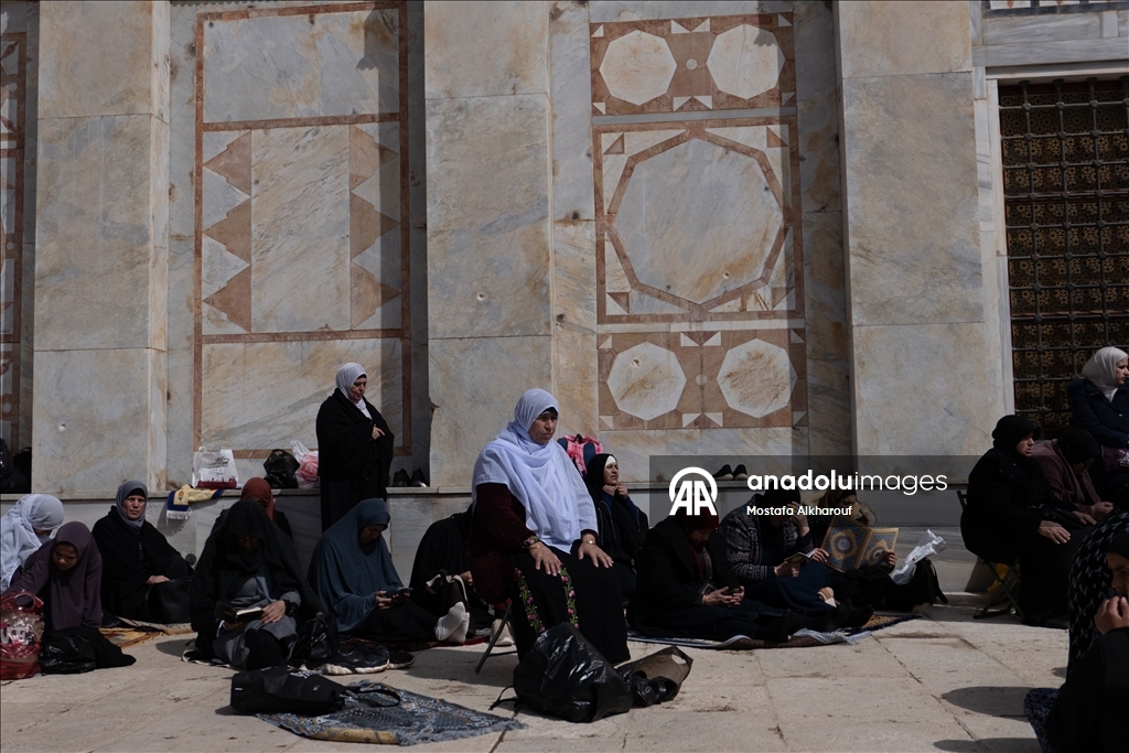 İsrail kısıtlamalarına rağmen binlerce kişi ramazan ayının ikinci cumasını Aksa'da kıldı