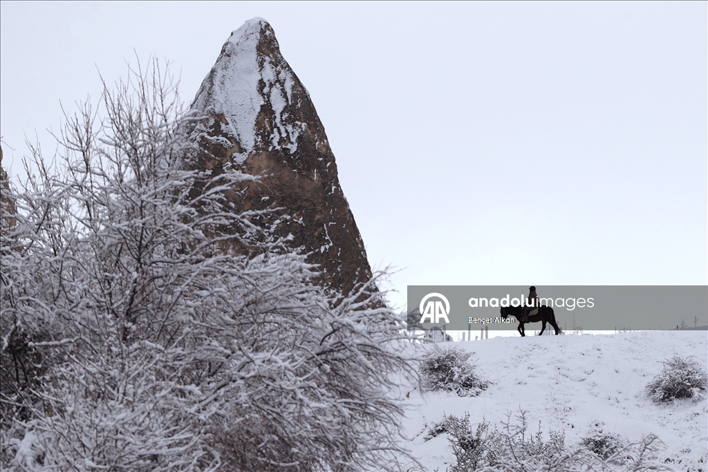 Уникальный ландшафт турецкой Каппадокии в виде «каминов фей» засняли с дрона после сильного снегопада