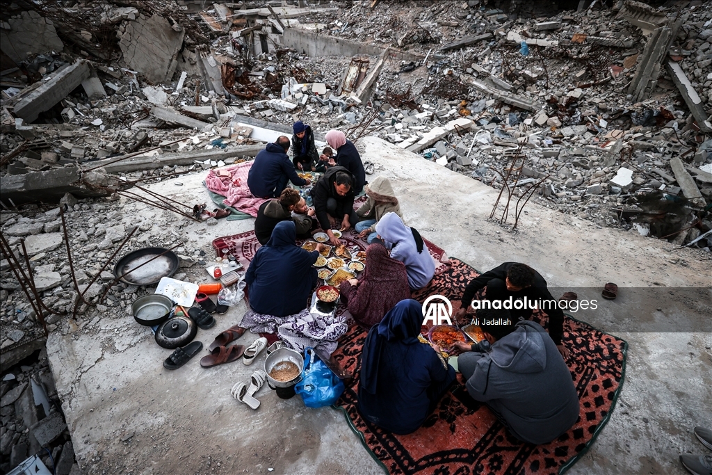 İsrail saldırısında evleri yıkılan Gazzeli aile ramazanı buruk karşılıyor