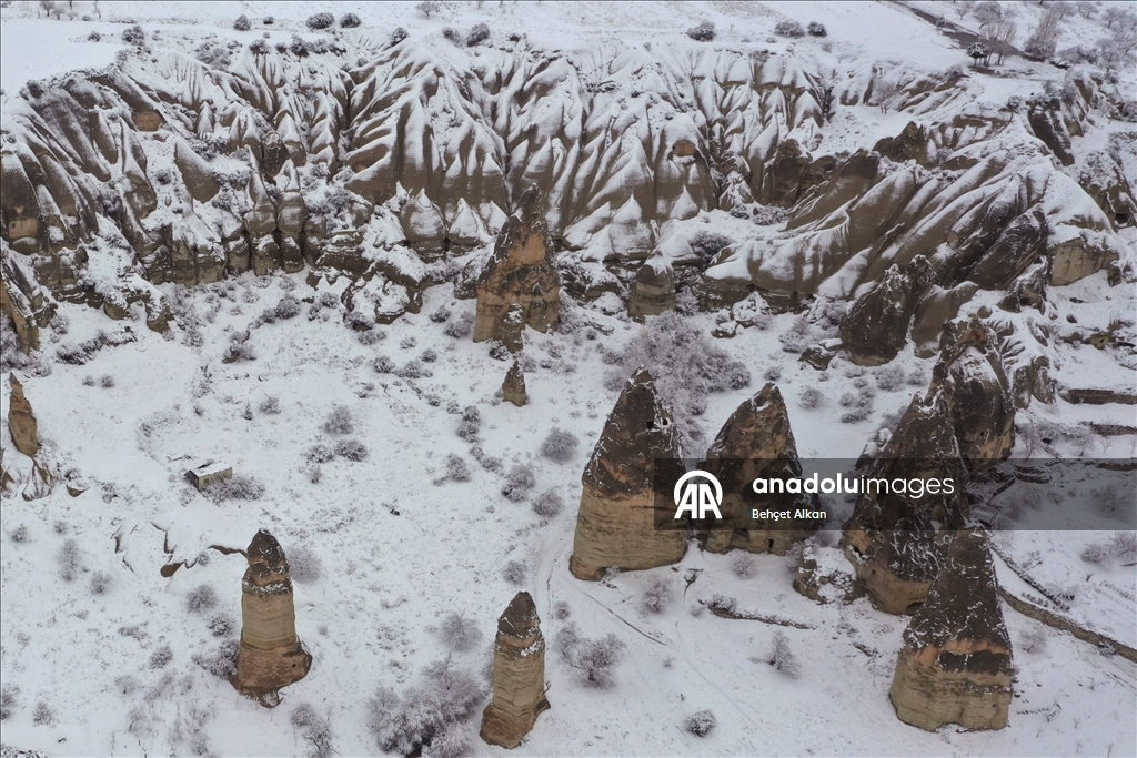 Уникальный ландшафт турецкой Каппадокии в виде «каминов фей» засняли с дрона после сильного снегопада