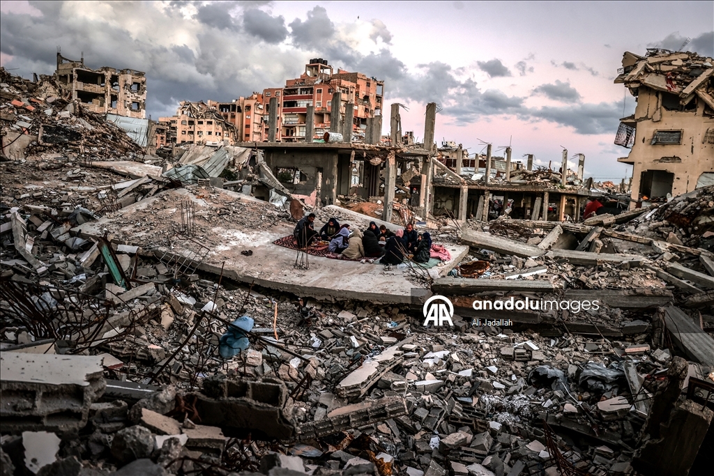 İsrail saldırısında evleri yıkılan Gazzeli aile ramazanı buruk karşılıyor