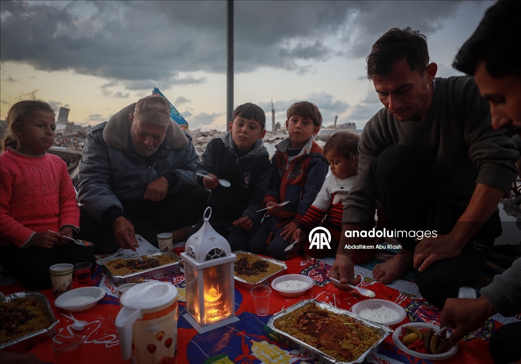 İsrail saldırısında evleri yıkılan Gazzeli aile ramazanı buruk karşılıyor