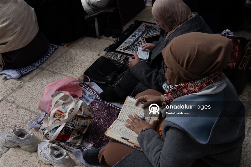 İsrail kısıtlamalarına rağmen binlerce kişi ramazan ayının ikinci cumasını Aksa'da kıldı