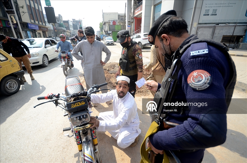 Afganistan ile Pakistan arasında gerilim artarken Peşaver'de güvenlik kontrol noktaları kuruldu