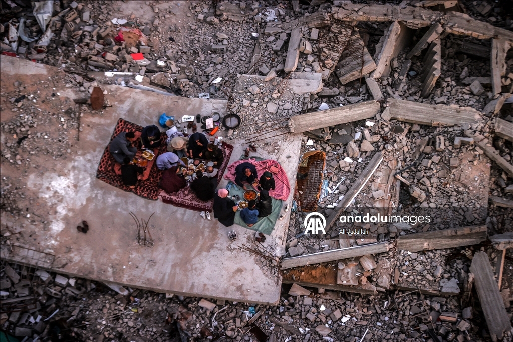 İsrail saldırısında evleri yıkılan Gazzeli aile ramazanı buruk karşılıyor