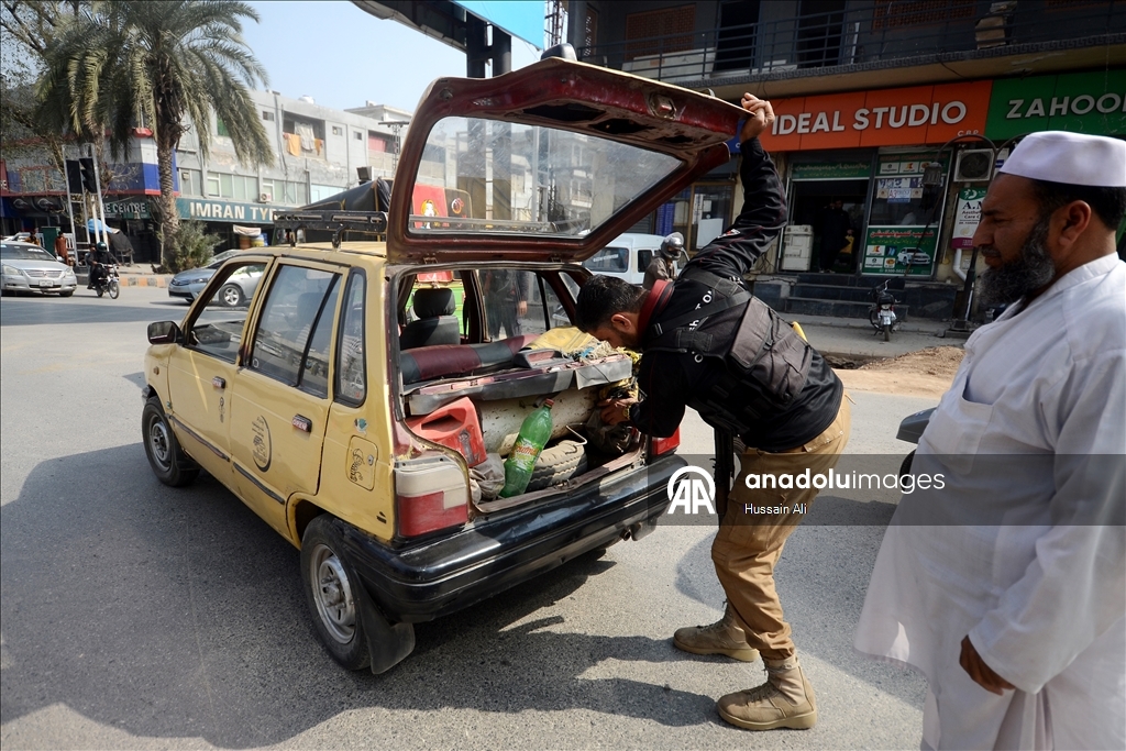 Afganistan ile Pakistan arasında gerilim artarken Peşaver'de güvenlik kontrol noktaları kuruldu