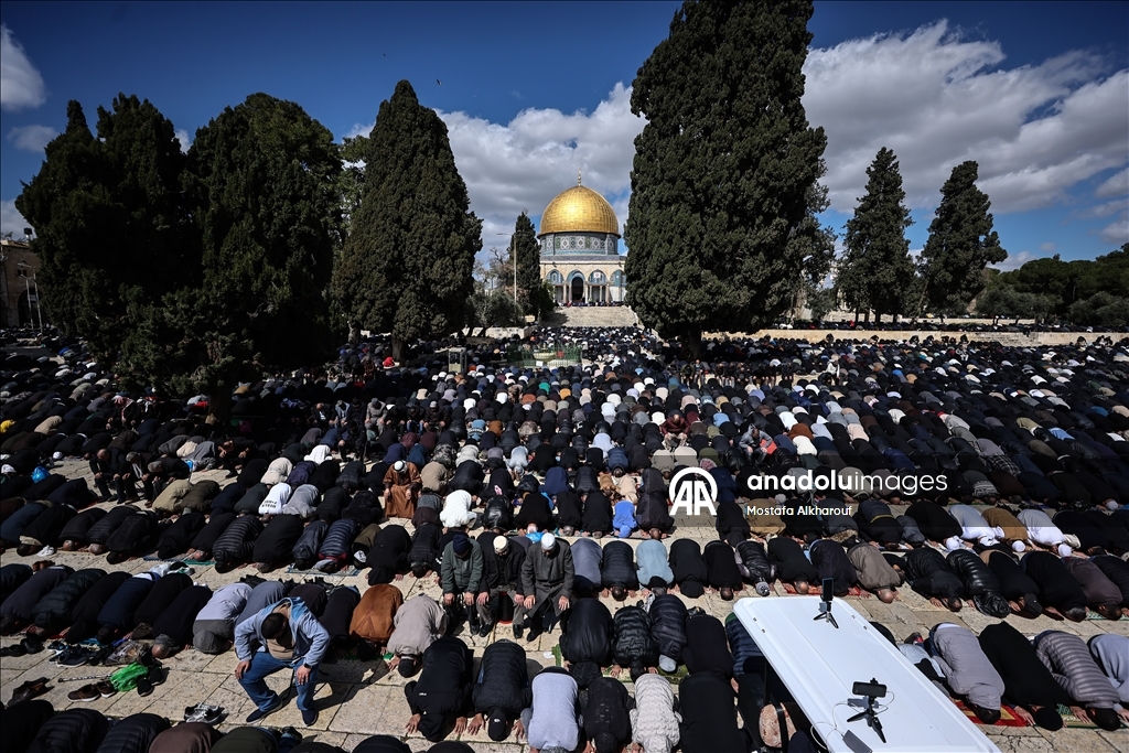 İsrail kısıtlamalarına rağmen binlerce kişi ramazan ayının ikinci cumasını Aksa'da kıldı