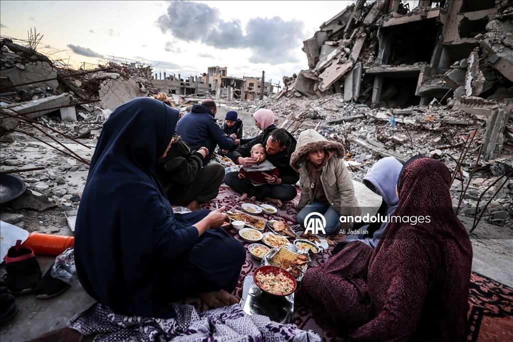 İsrail saldırısında evleri yıkılan Gazzeli aile ramazanı buruk karşılıyor