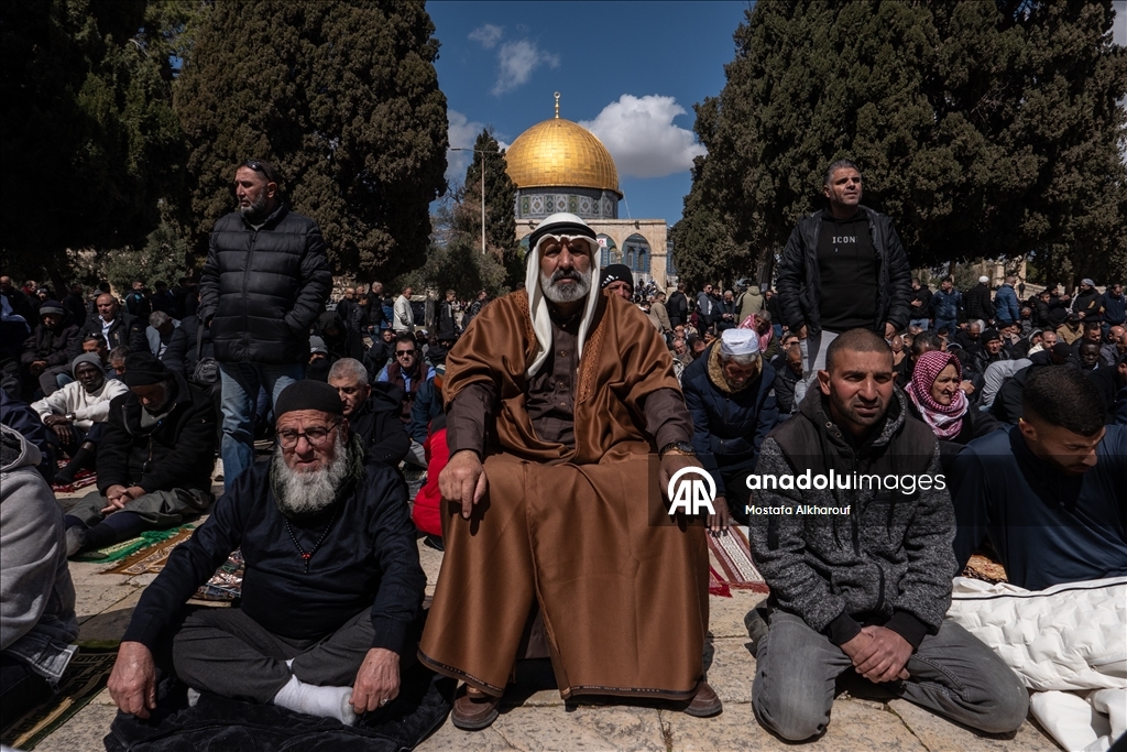 İsrail kısıtlamalarına rağmen binlerce kişi ramazan ayının ikinci cumasını Aksa'da kıldı