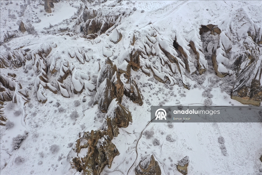 Уникальный ландшафт турецкой Каппадокии в виде «каминов фей» засняли с дрона после сильного снегопада