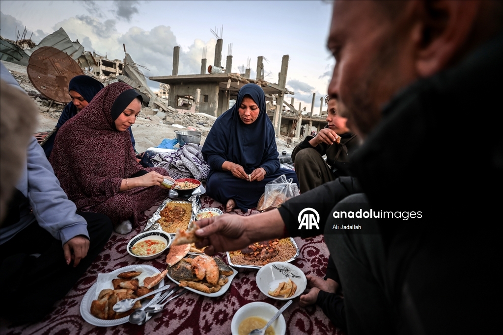 İsrail saldırısında evleri yıkılan Gazzeli aile ramazanı buruk karşılıyor