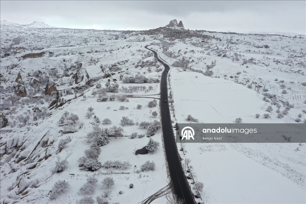 Уникальный ландшафт турецкой Каппадокии в виде «каминов фей» засняли с дрона после сильного снегопада