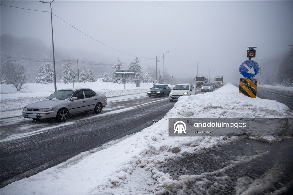 Bolu Dağı'nda kar etkili oluyor