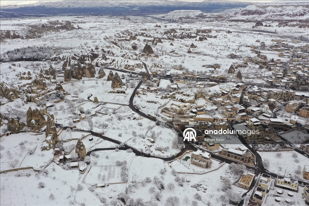 Уникальный ландшафт турецкой Каппадокии в виде «каминов фей» засняли с дрона после сильного снегопада