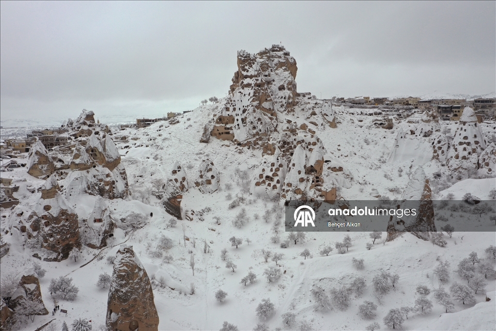 Уникальный ландшафт турецкой Каппадокии в виде «каминов фей» засняли с дрона после сильного снегопада