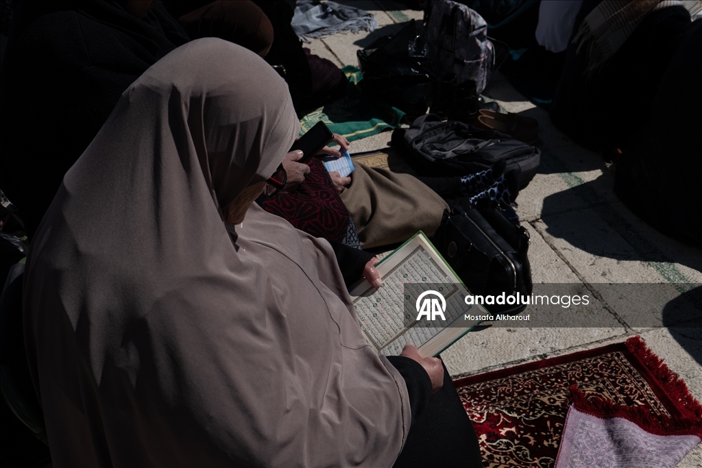 İsrail kısıtlamalarına rağmen binlerce kişi ramazan ayının ikinci cumasını Aksa'da kıldı