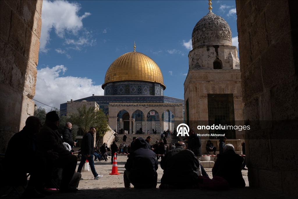 İsrail kısıtlamalarına rağmen binlerce kişi ramazan ayının ikinci cumasını Aksa'da kıldı