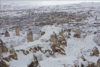 Уникальный ландшафт турецкой Каппадокии в виде «каминов фей» засняли с дрона после сильного снегопада