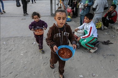 В Газе организована раздача горячей пищи для перемещенных лиц