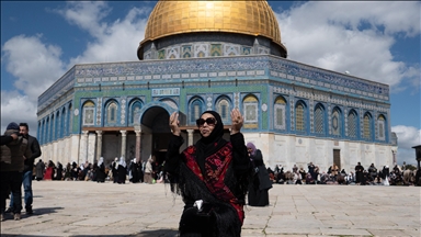 İsrail kısıtlamalarına rağmen binlerce kişi ramazan ayının ikinci cumasını Aksa'da kıldı