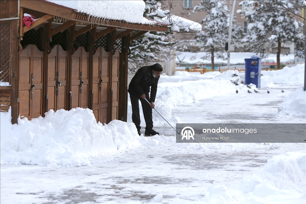 Erzurum'da soğuk hava etkili oluyor