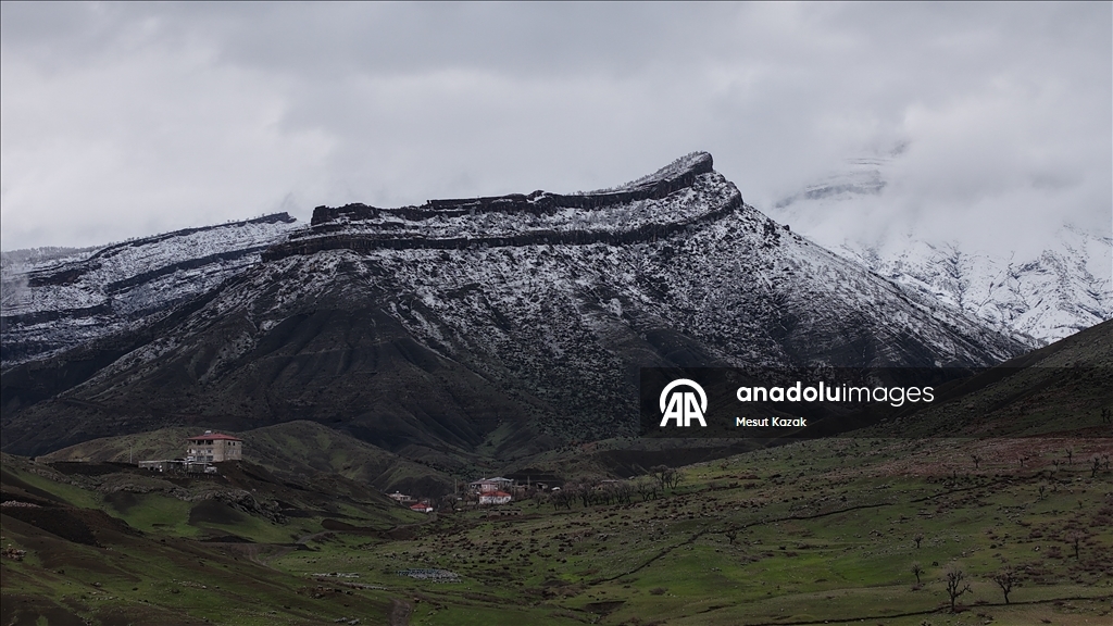 Hakkari'nin Derecik ilçesinde yüksek kesimler beyaza büründü