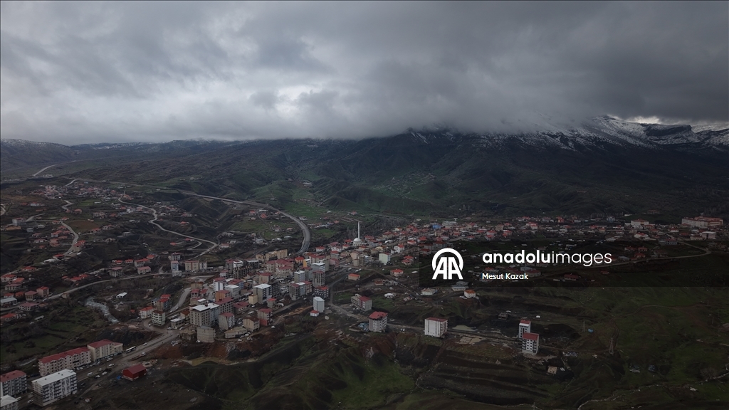 Hakkari'nin Derecik ilçesinde yüksek kesimler beyaza büründü