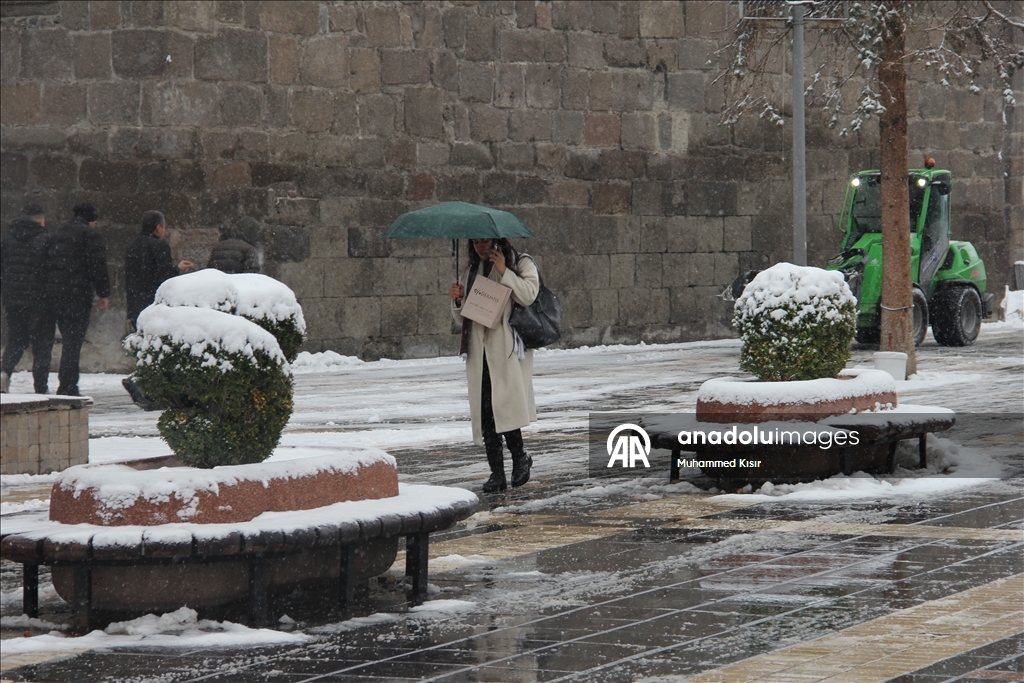 Kayseri'de kar etkili oluyor