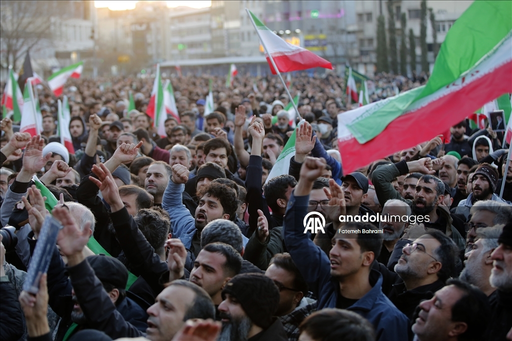 В Иране проходят массовые демонстрации после гибели Хаменеи