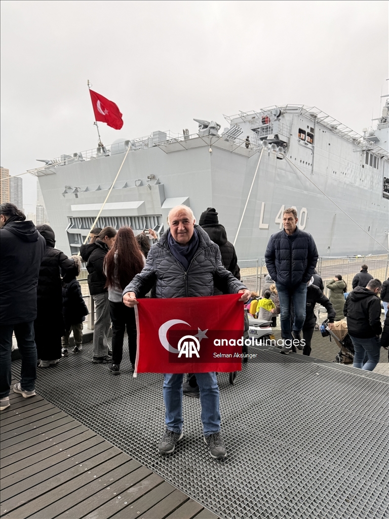 Avrupa'daki Türkler Rotterdam Limanı'na demirleyen TCG Anadolu'ya büyük ilgi gösterdi