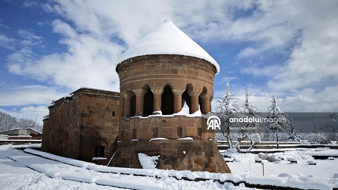Bitlis'te tarihi yapılar karla kaplandı