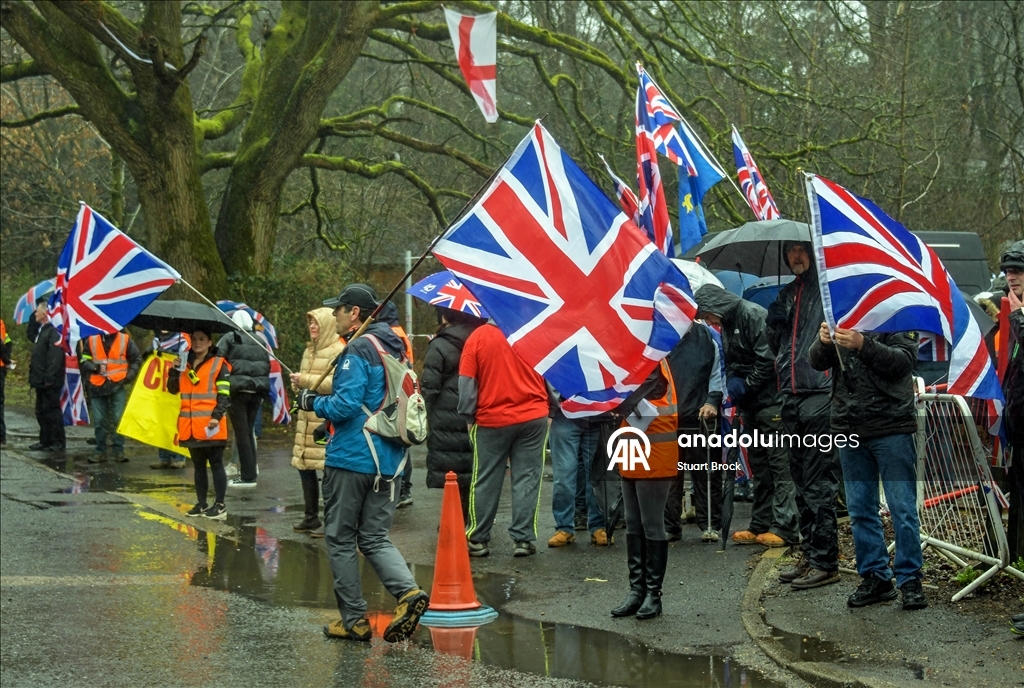İngiltere’de göçmen yerleştirme planı protesto edildi