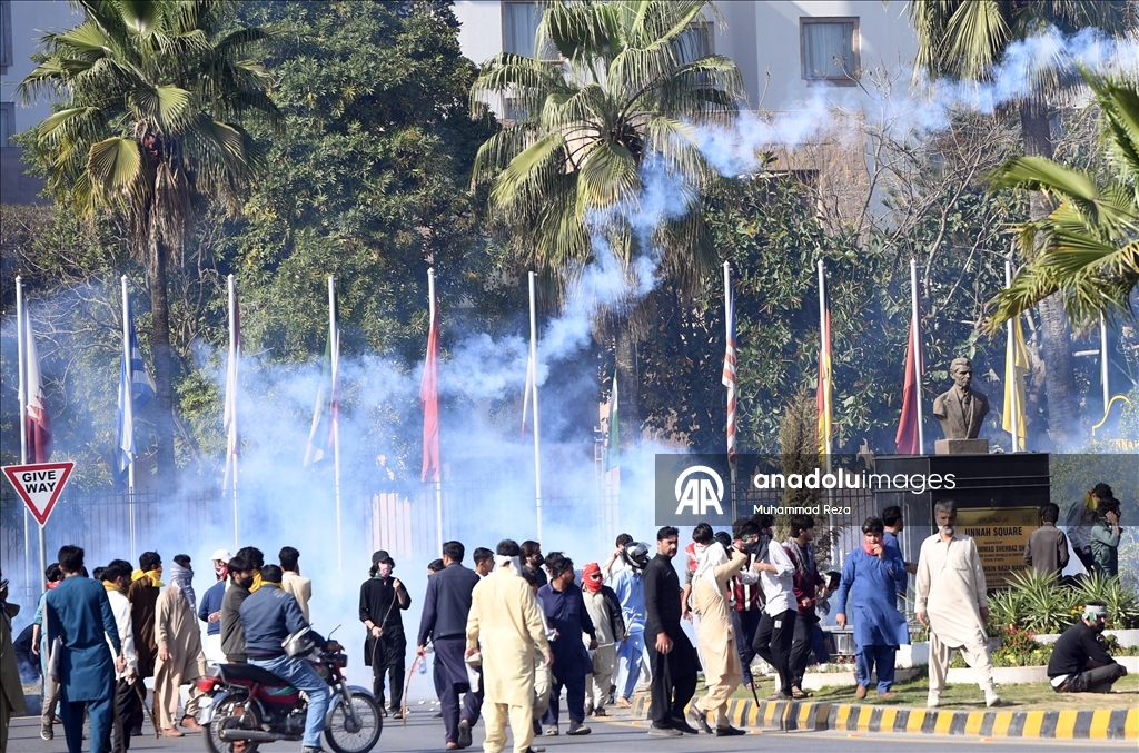 Pakistan'da düzenlenen ABD karşıtı gösteriye güvenlik güçleri müdahale etti