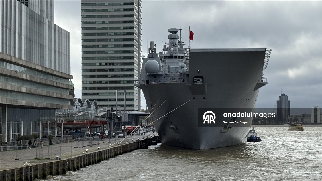 Avrupa'daki Türkler Rotterdam Limanı'na demirleyen TCG Anadolu'ya büyük ilgi gösterdi