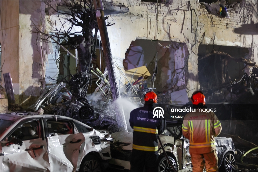 ABD-İsrail saldırısının ardından İran'ın misillemesinde bir füze Tel Aviv'e isabet etti 17