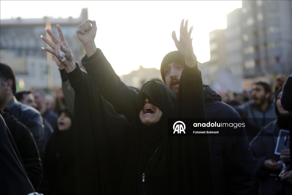 В Иране проходят массовые демонстрации после гибели Хаменеи